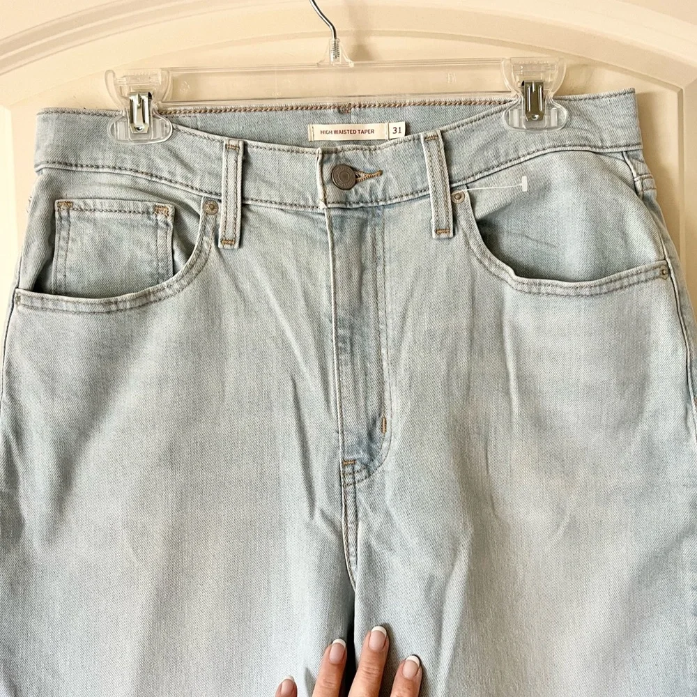 Levi’s High Waisted Mom Jeans Light Wash Tapered Leg 26986 Size 31